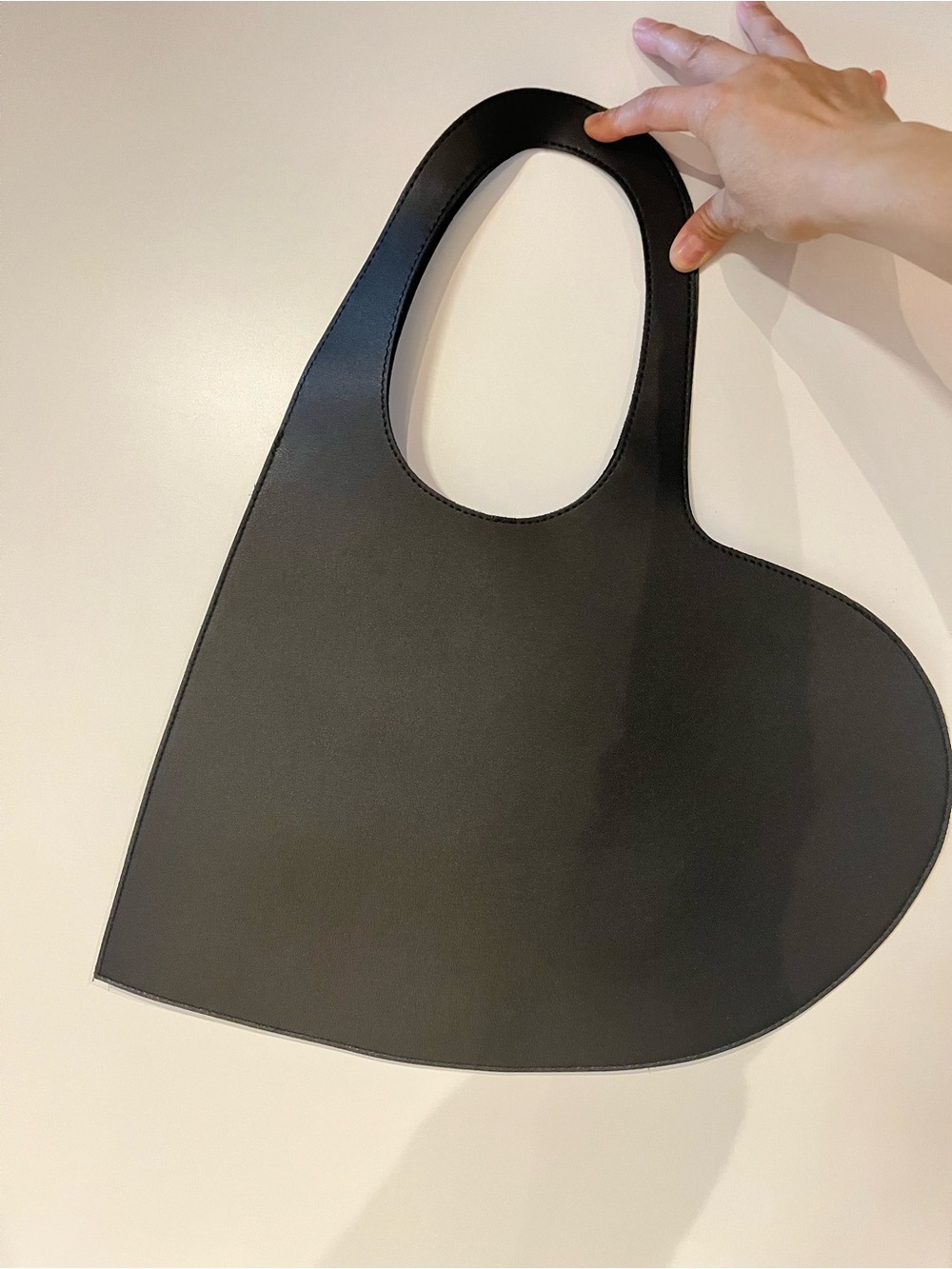 🖤 Sleek Faux Leather Heart Tote Bag – Excellent Condition! 🖤 - Picture 4 of 7